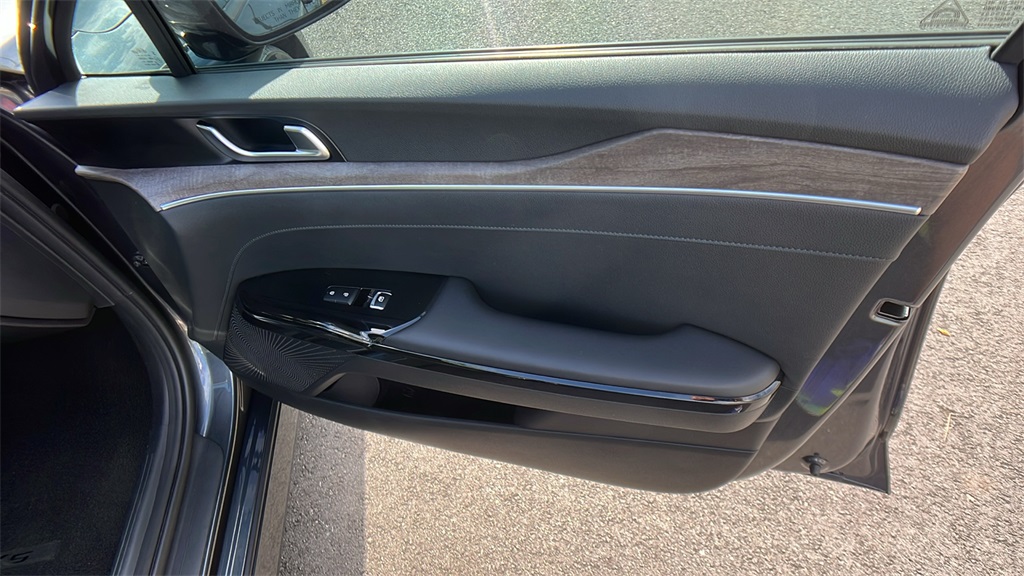 Vehicle image 31 of 32