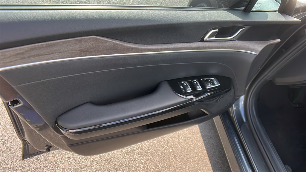 Vehicle image 27 of 32