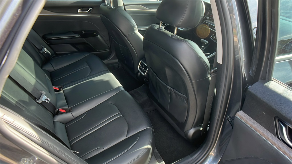 Vehicle image 11 of 32