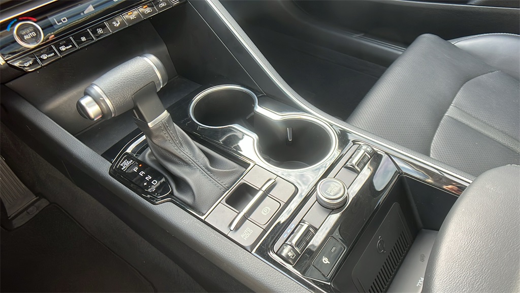Vehicle image 25 of 32