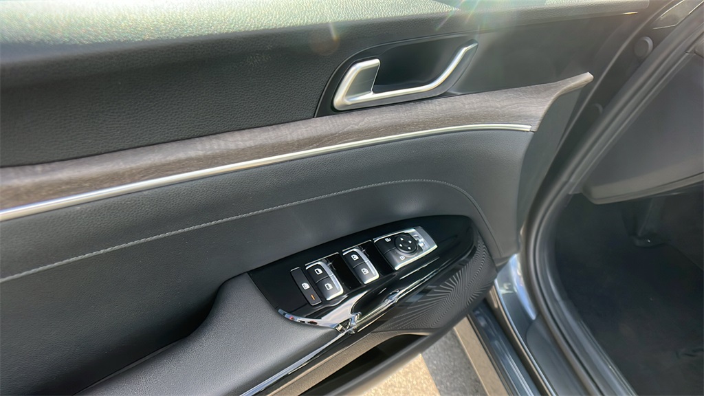 Vehicle image 28 of 32