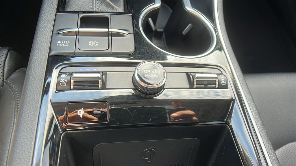 Vehicle image 26 of 32