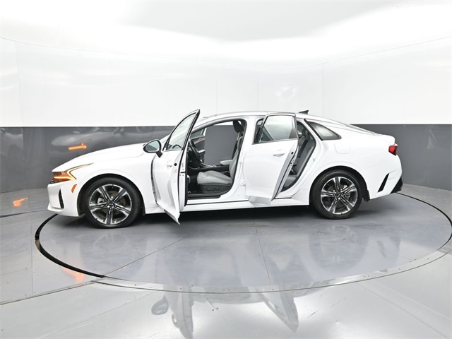 Vehicle image 11 of 32