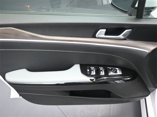 Vehicle image 25 of 32