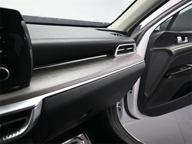 Vehicle image 20 of 32