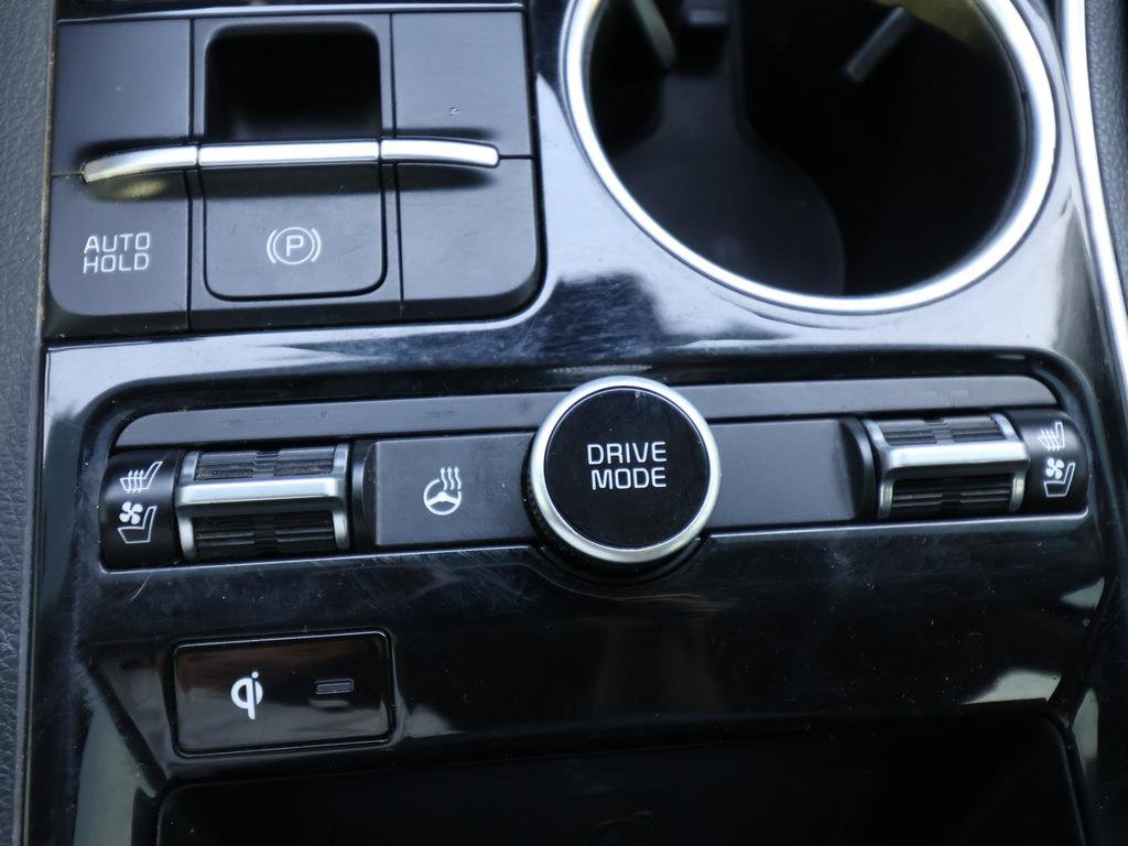 Vehicle image 18 of 25