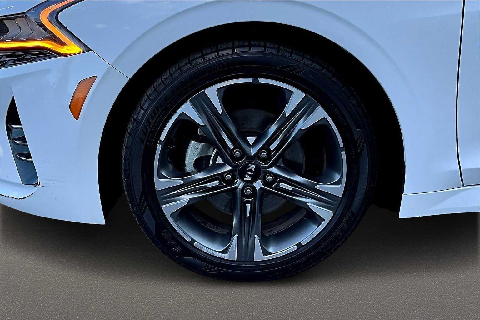 Vehicle image 9 of 29