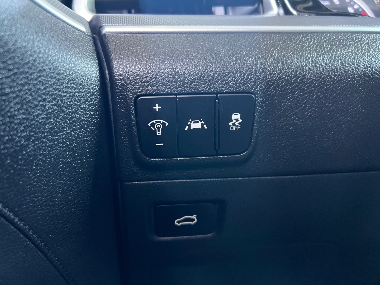 Vehicle image 18 of 21