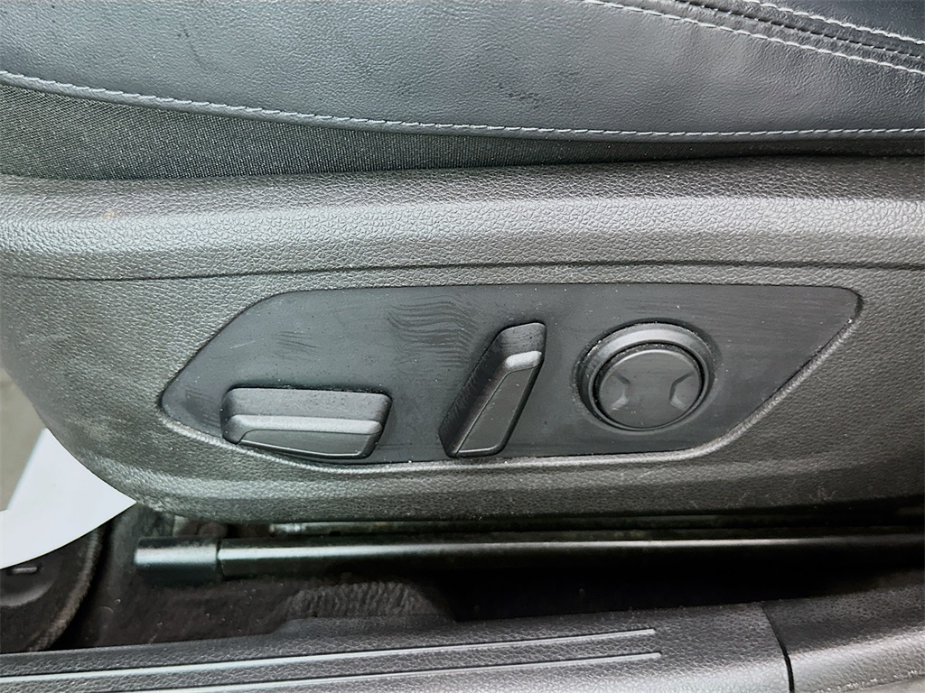 Vehicle image 18 of 30