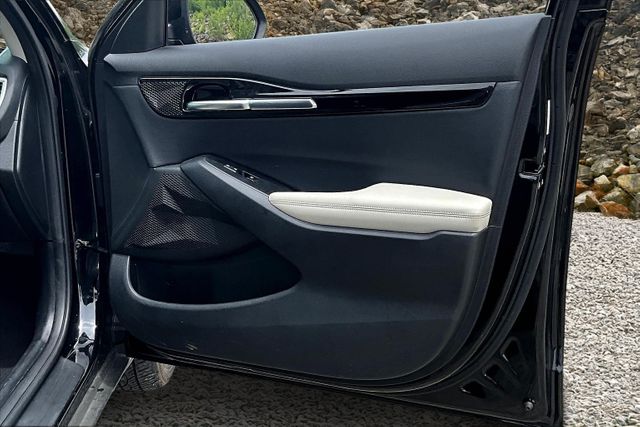 Vehicle image 23 of 33