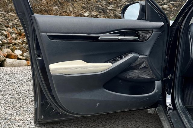 Vehicle image 22 of 33