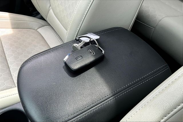 Vehicle image 25 of 33