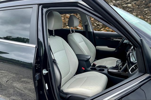 Vehicle image 11 of 33