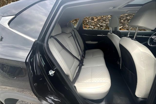 Vehicle image 9 of 33