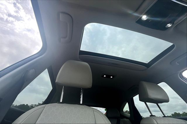 Vehicle image 31 of 33