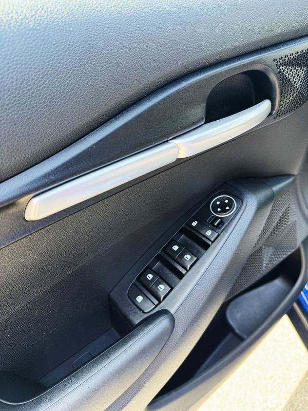 Vehicle image 13 of 15