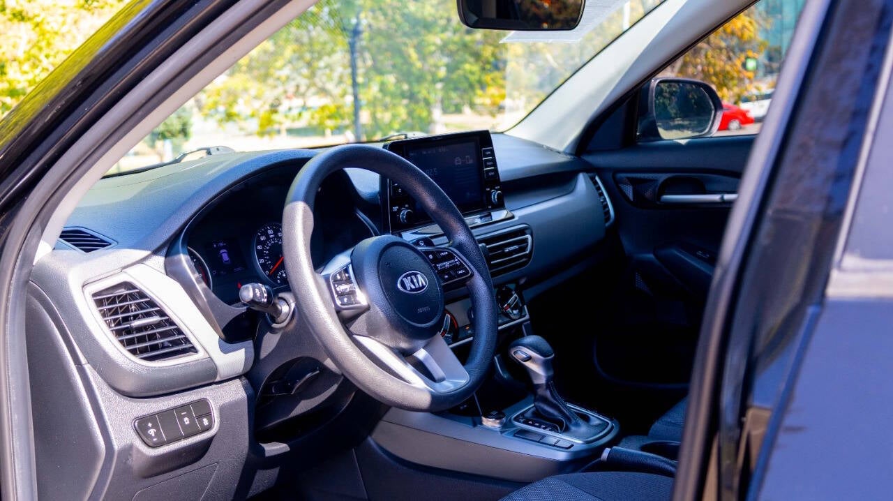Vehicle image 17 of 27