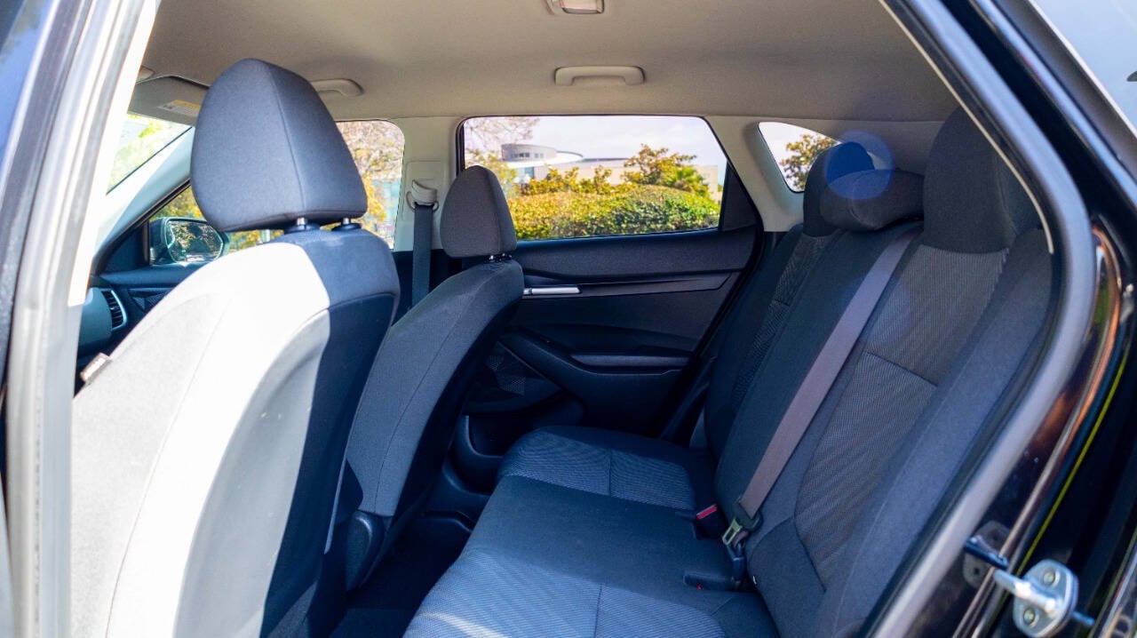 Vehicle image 13 of 27