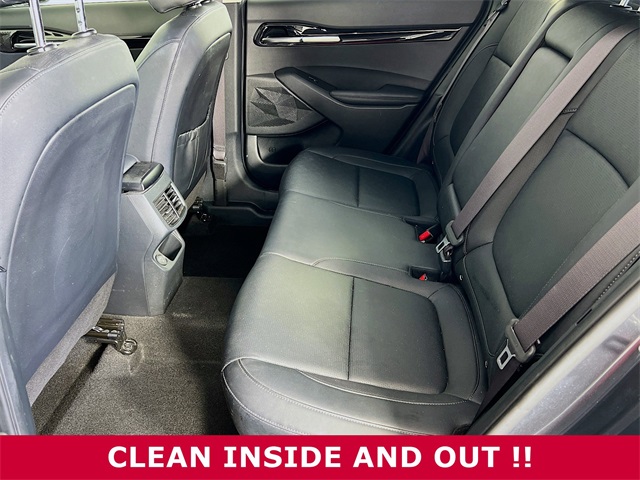 Vehicle image 10 of 34