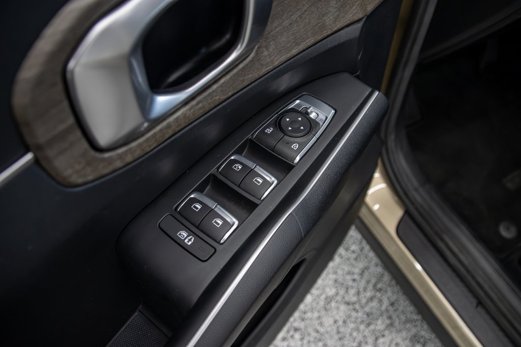Vehicle image 8 of 30