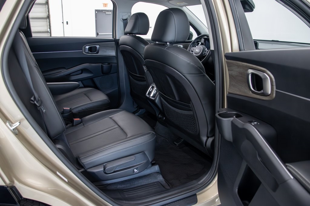 Vehicle image 17 of 30