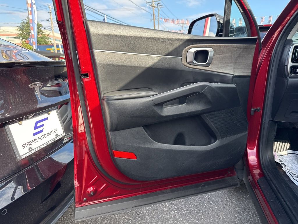 Vehicle image 21 of 32