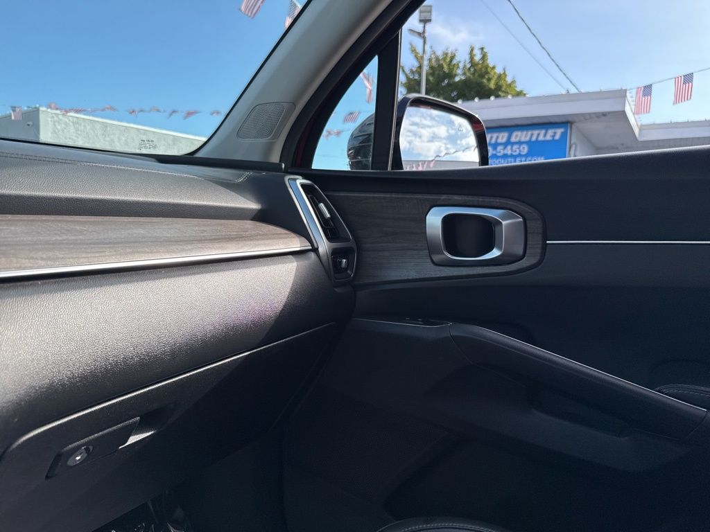 Vehicle image 31 of 32