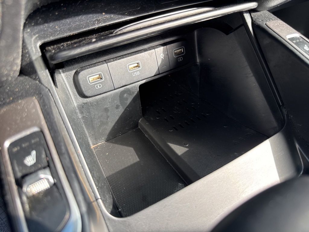 Vehicle image 28 of 32