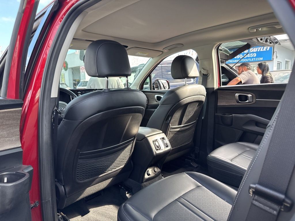 Vehicle image 17 of 32