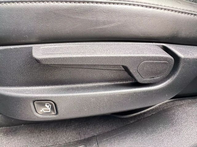 Vehicle image 33 of 38
