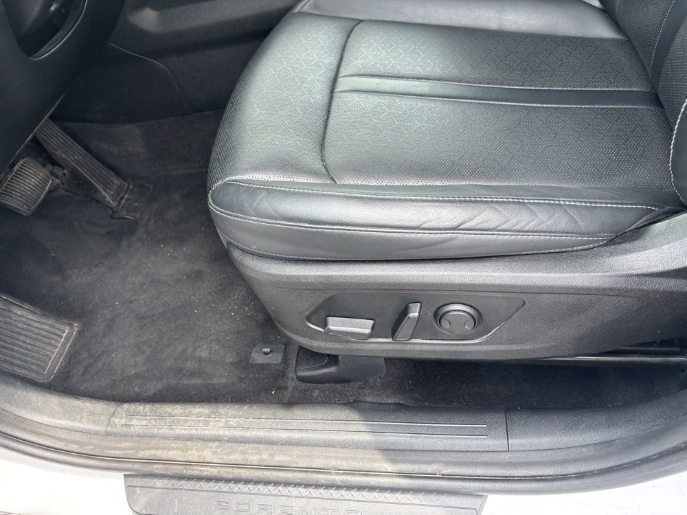Vehicle image 26 of 33