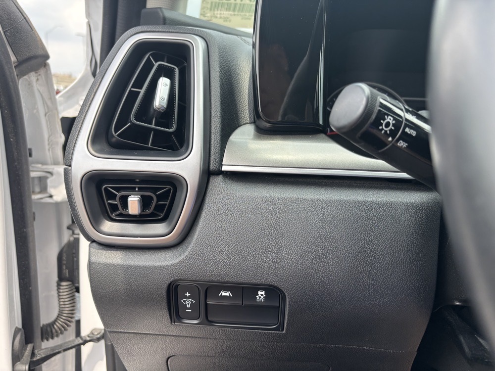 Vehicle image 23 of 33