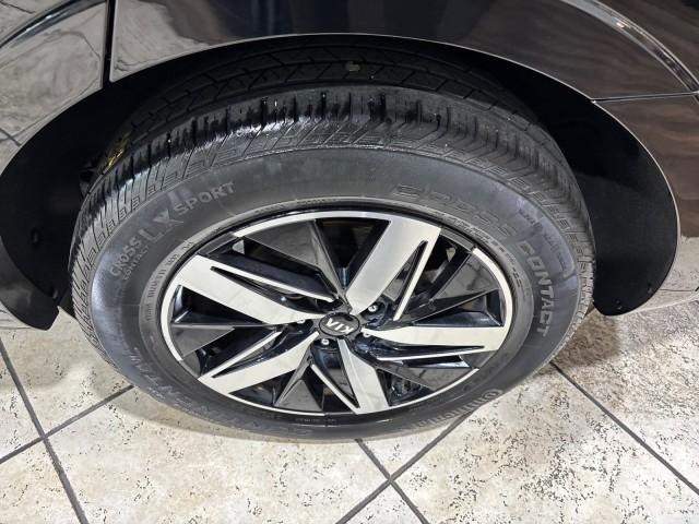 Vehicle image 27 of 33