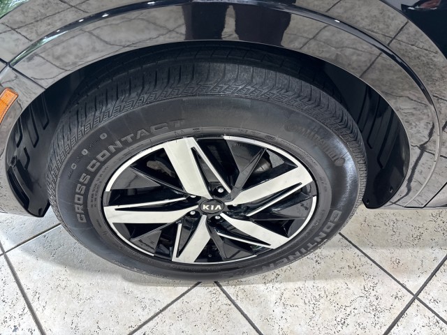 Vehicle image 28 of 33
