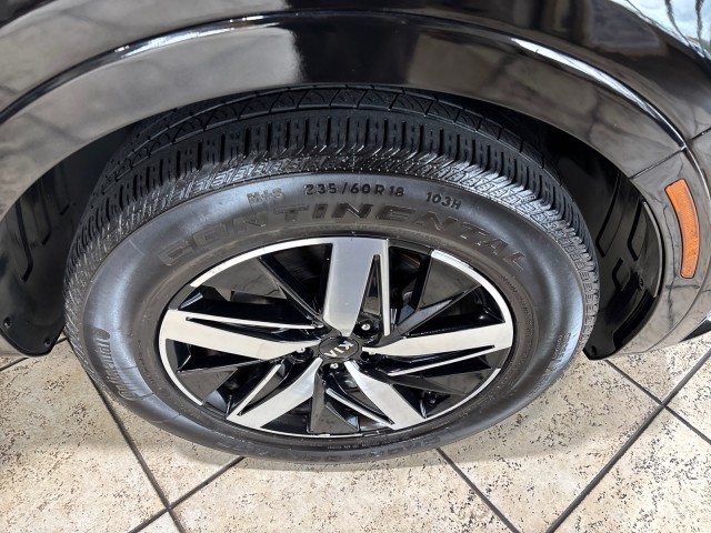 Vehicle image 25 of 33