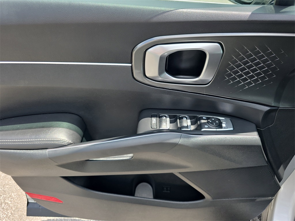 Vehicle image 20 of 31