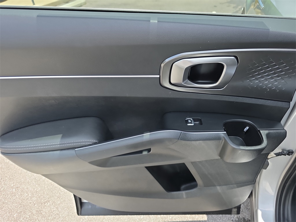 Vehicle image 25 of 31