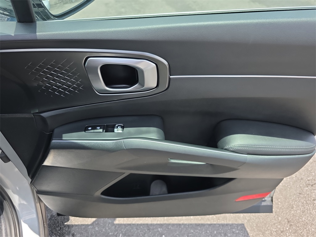 Vehicle image 27 of 31