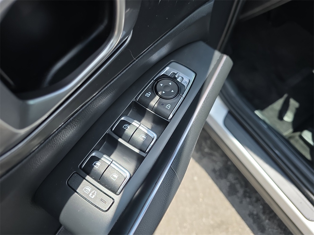 Vehicle image 21 of 31