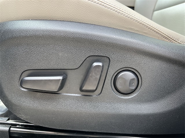 Vehicle image 12 of 25