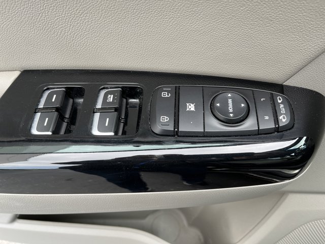 Vehicle image 21 of 52