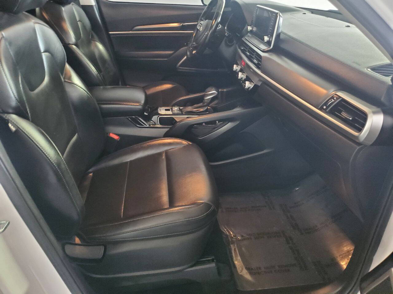 Vehicle image 16 of 23