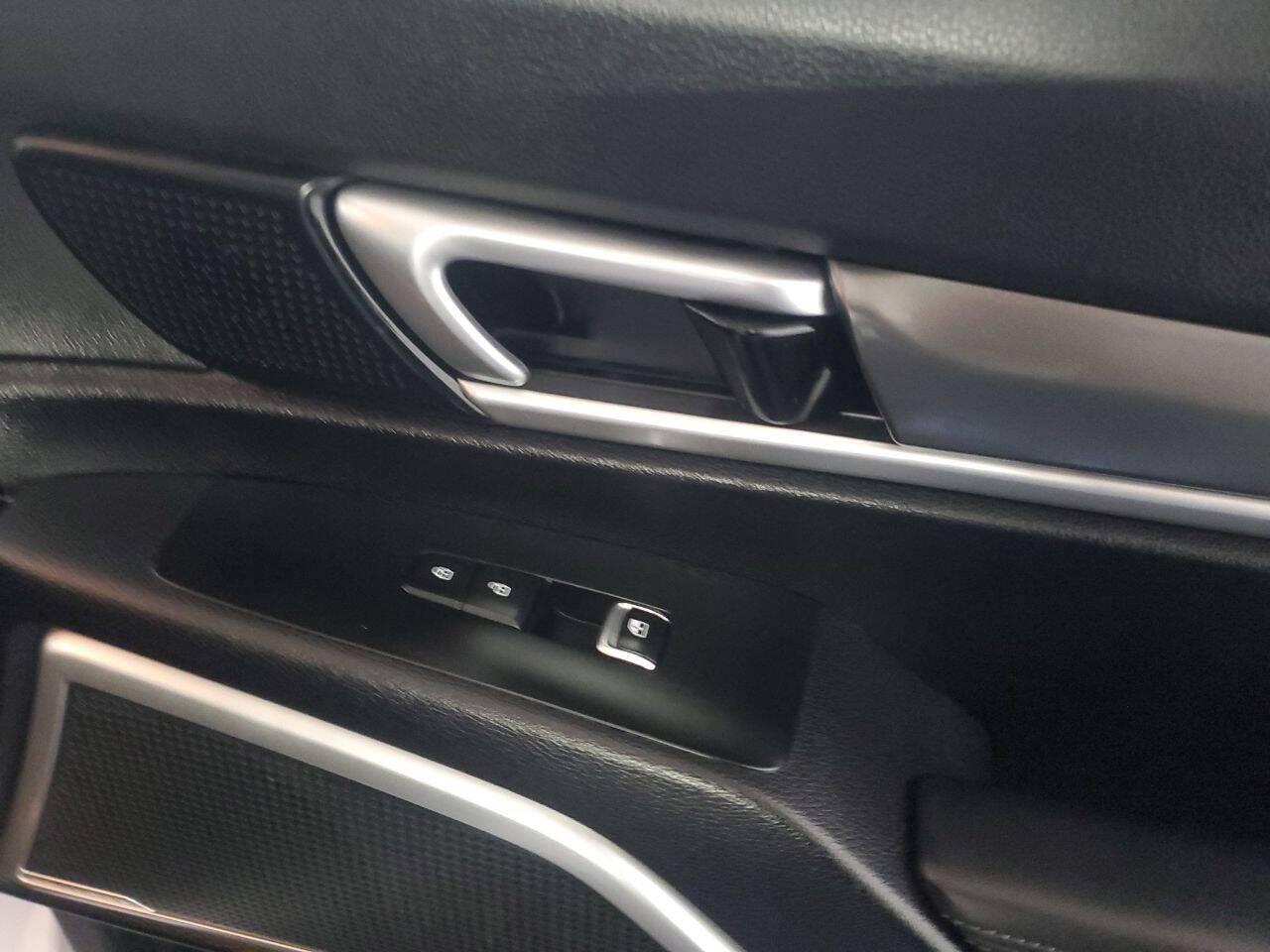 Vehicle image 17 of 23