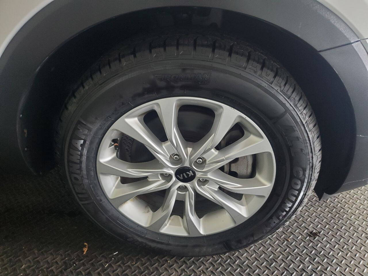 Vehicle image 21 of 23