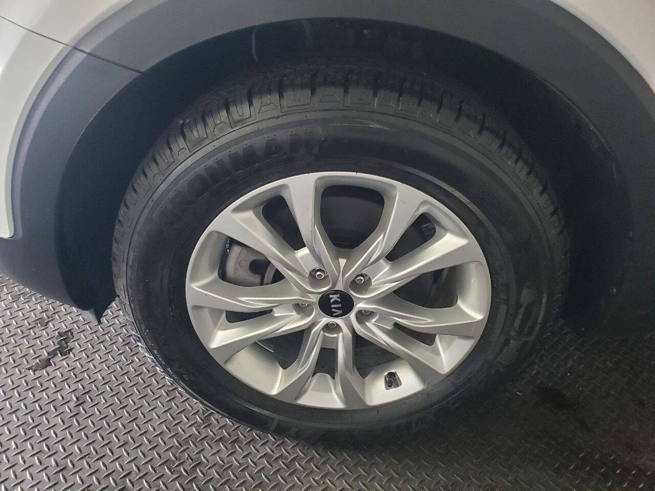 Vehicle image 22 of 23