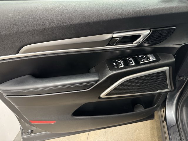 Vehicle image 26 of 33