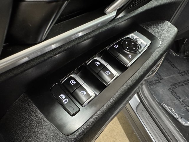 Vehicle image 27 of 33