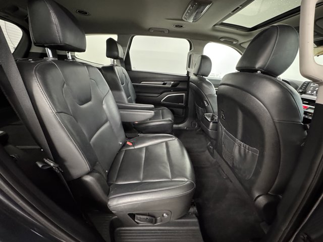 Vehicle image 31 of 33