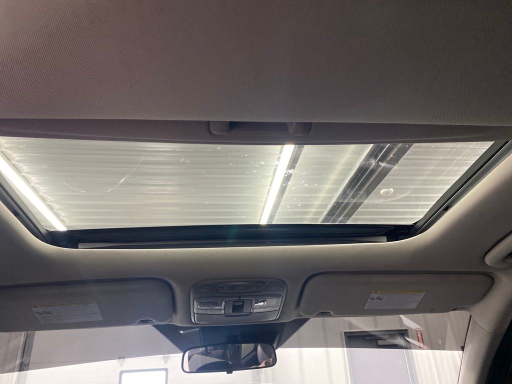 Vehicle image 14 of 16