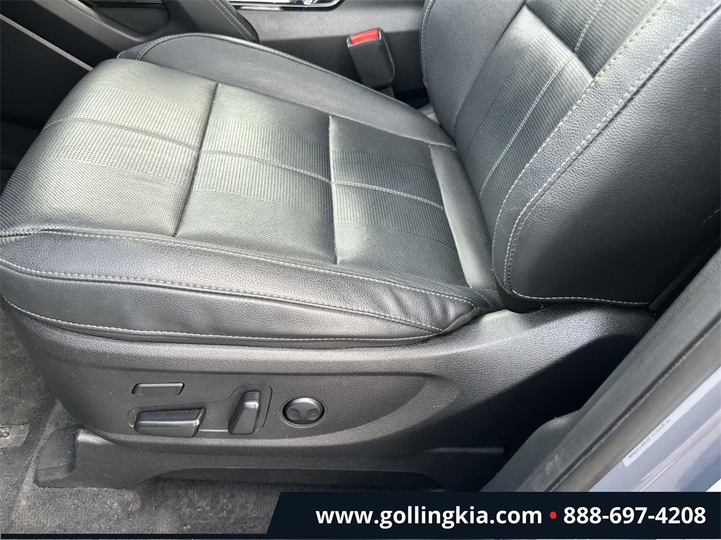 Vehicle image 28 of 32